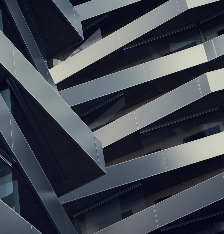 Geometrisk fasad i glas och metall på en modern byggnad vid Tuletorget i Sundbyberg