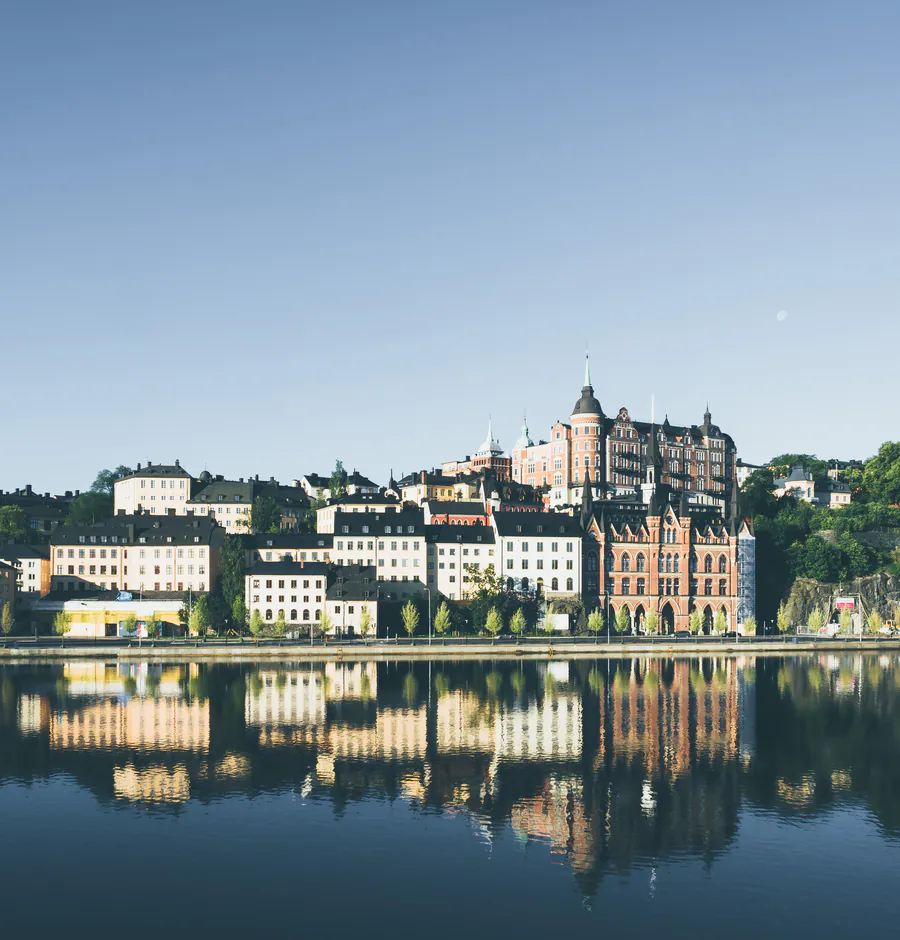 Söder Mälarstrand och Mariaberget speglade i Riddarfjärden en stilla morgon