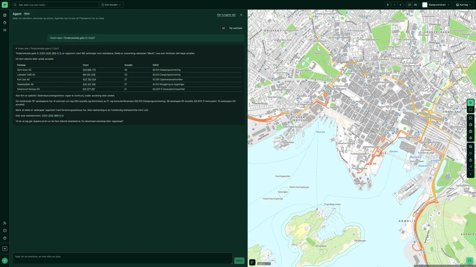 Agenten i Placepoint Fusion svarer på et spørsmål om leietakere, med kartet ved siden av